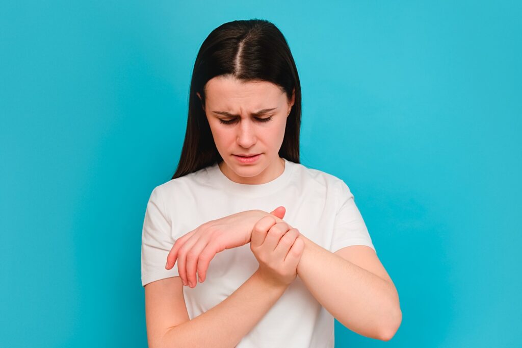 Lupus nedeniyle eklem ağrısı yaşayan kadın