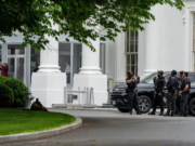 Tensión en Washington: reportan fuerte tiroteo cerca de la Casa Blanca mientras Trump permanecía en la residencia