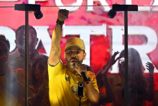 Abelardo De La Espriella rechaza la censura contra Defensores de la Patria: “No podrán prohibirles a los colombianos estar firmes por Colombia”.