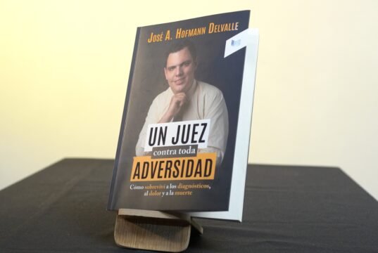 El juez que venció la parálisis y desafió la muerte: su historia conmueve al país