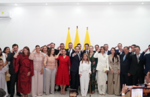 Abelardo De La Espriella posesionó a sus 18 ministros y a la consejera para las regiones