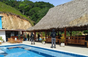 La Casa Comando de los Conquistadores: lujos, fiestas y un arsenal en el refugio de Naín y La Bebecita